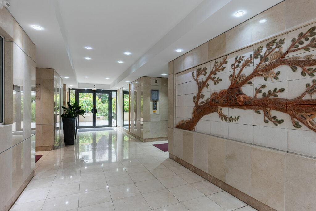 Appartement Paris 4 pièce(s) 85.52 m2 + 10m2 de balcon - Léon Immobilier