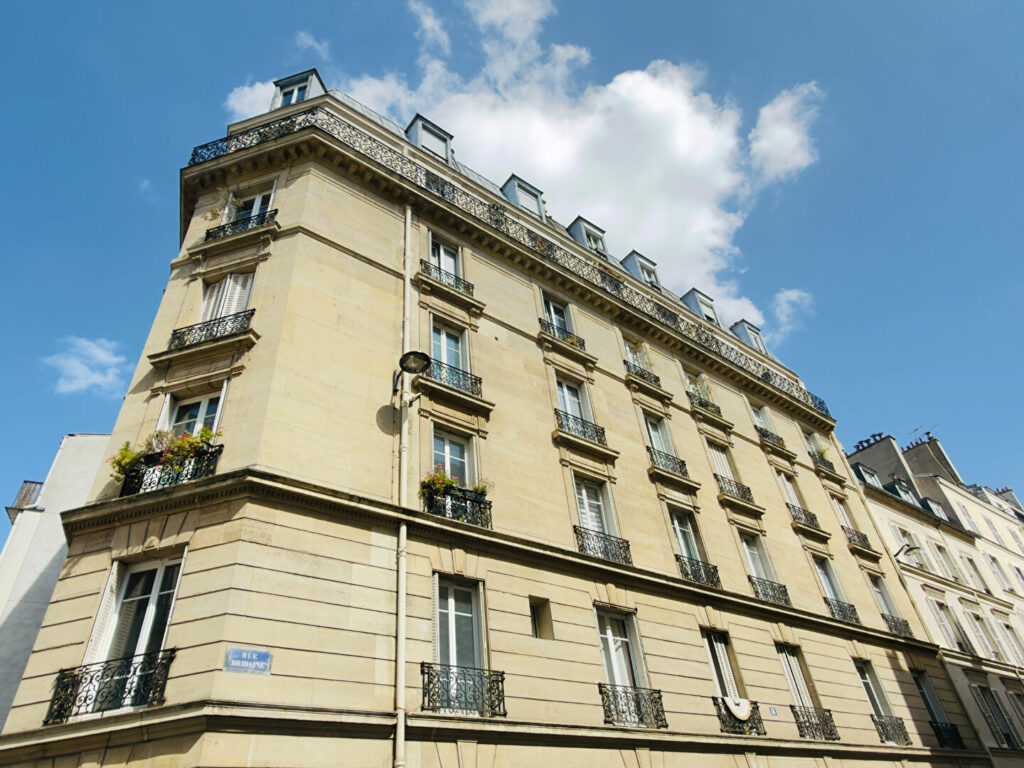 Studio en dernier étage avec vue sur le Sacré-Coeur et la Tour Eiffel – Batignolles - Léon Immobilier
