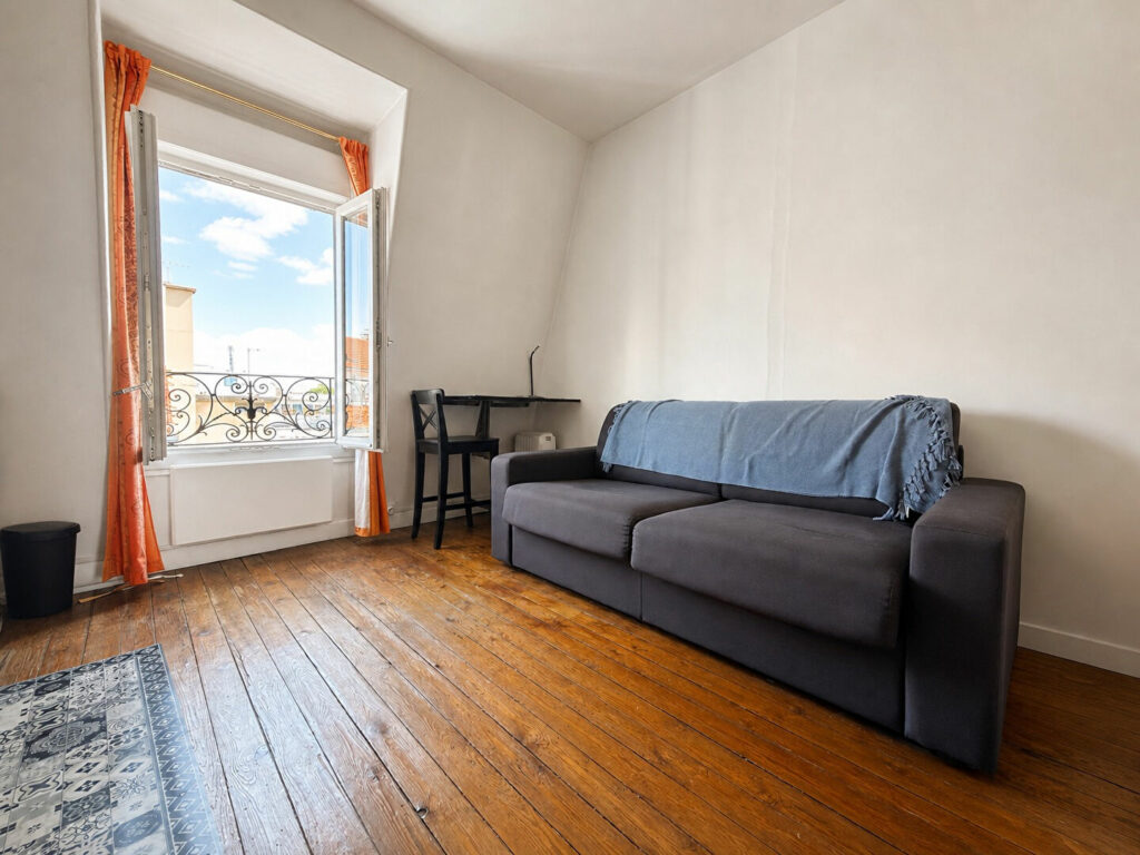 Studio en dernier étage avec vue sur le Sacré-Coeur et la Tour Eiffel – Batignolles - Léon Immobilier