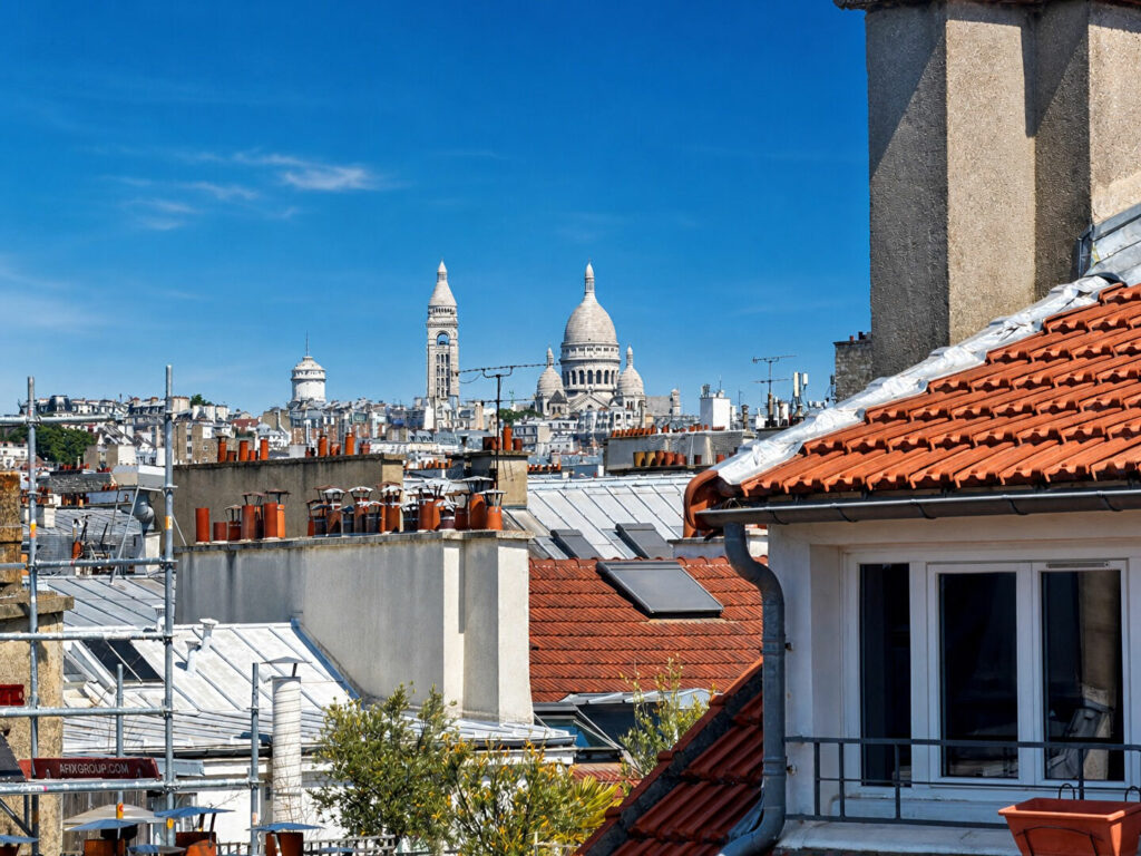 Studio en dernier étage avec vue sur le Sacré-Coeur et la Tour Eiffel – Batignolles - Léon Immobilier