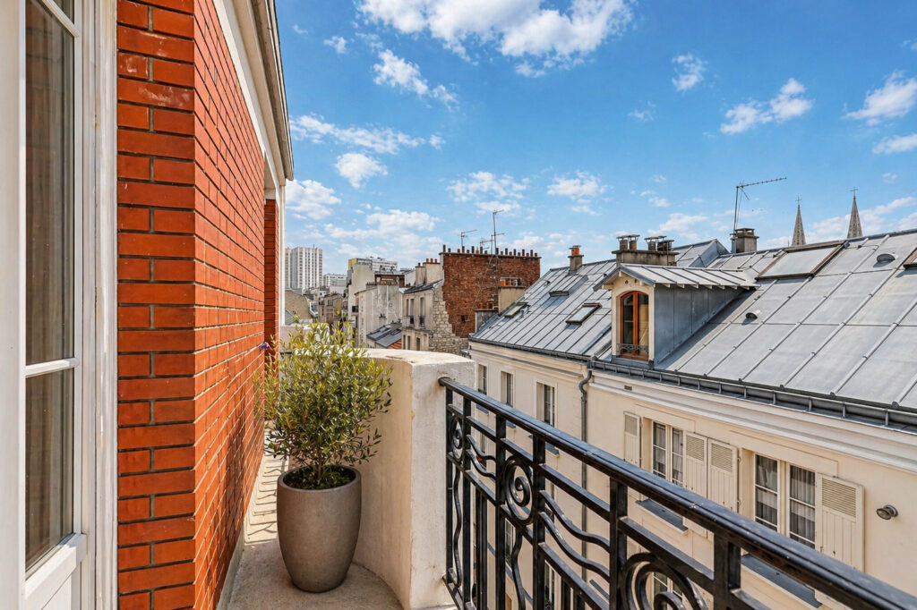 Appartement Paris 2 pièce(s) 43 m2 + Balcon JOURDAIN - Paris 19e - Léon Immobilier