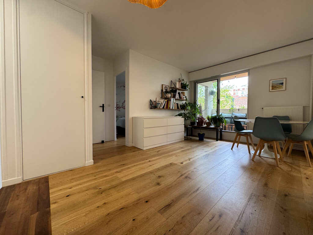 Appartement Paris 3 pièce(s) 64.62 m2 – Piscine, cave, parking - Paris 18e - Léon Immobilier
