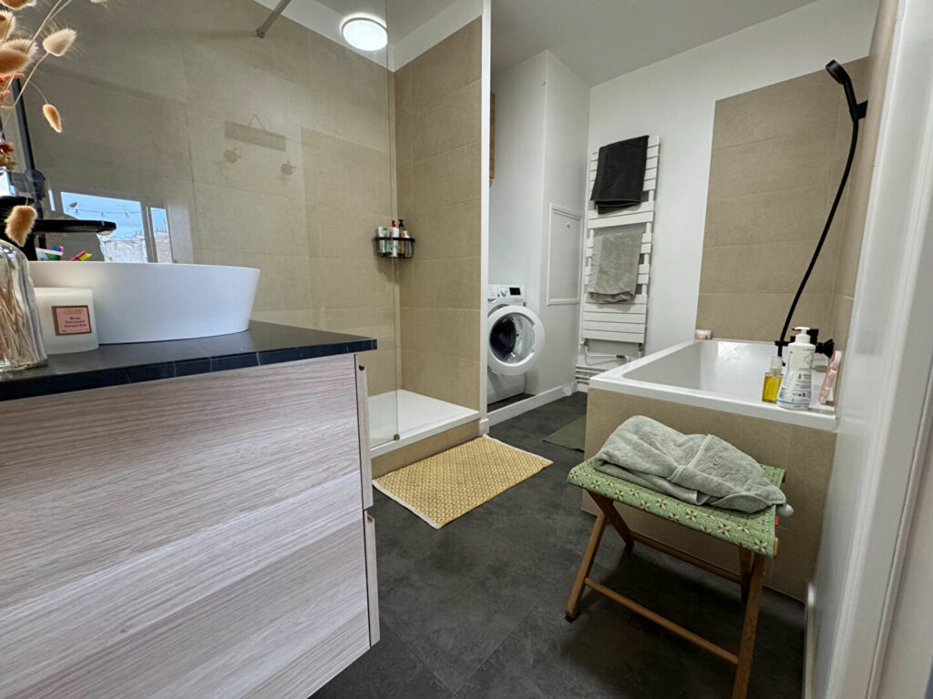 Appartement Paris 3 pièce(s) 64.62 m2 – Piscine, cave, parking - Paris 18e - Léon Immobilier