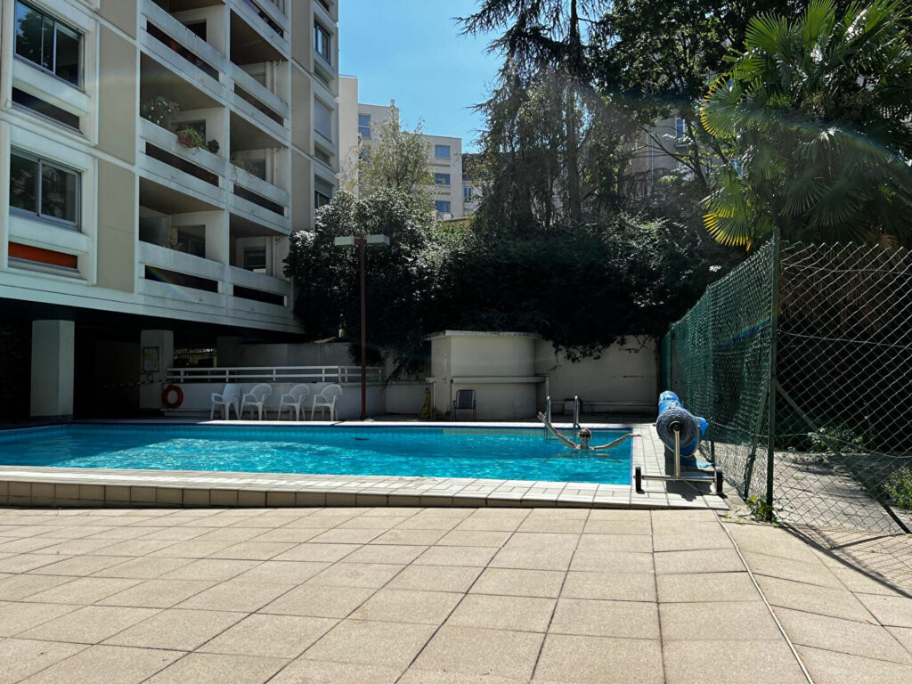 Appartement Paris 3 pièce(s) 64.62 m2 – Piscine, cave, parking - Paris 18e - Léon Immobilier